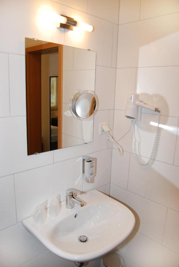 Hotel Rheinischer Hof Эркрат Экстерьер фото