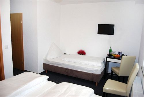 Hotel Rheinischer Hof Эркрат Экстерьер фото