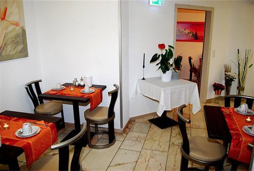 Hotel Rheinischer Hof Эркрат Экстерьер фото