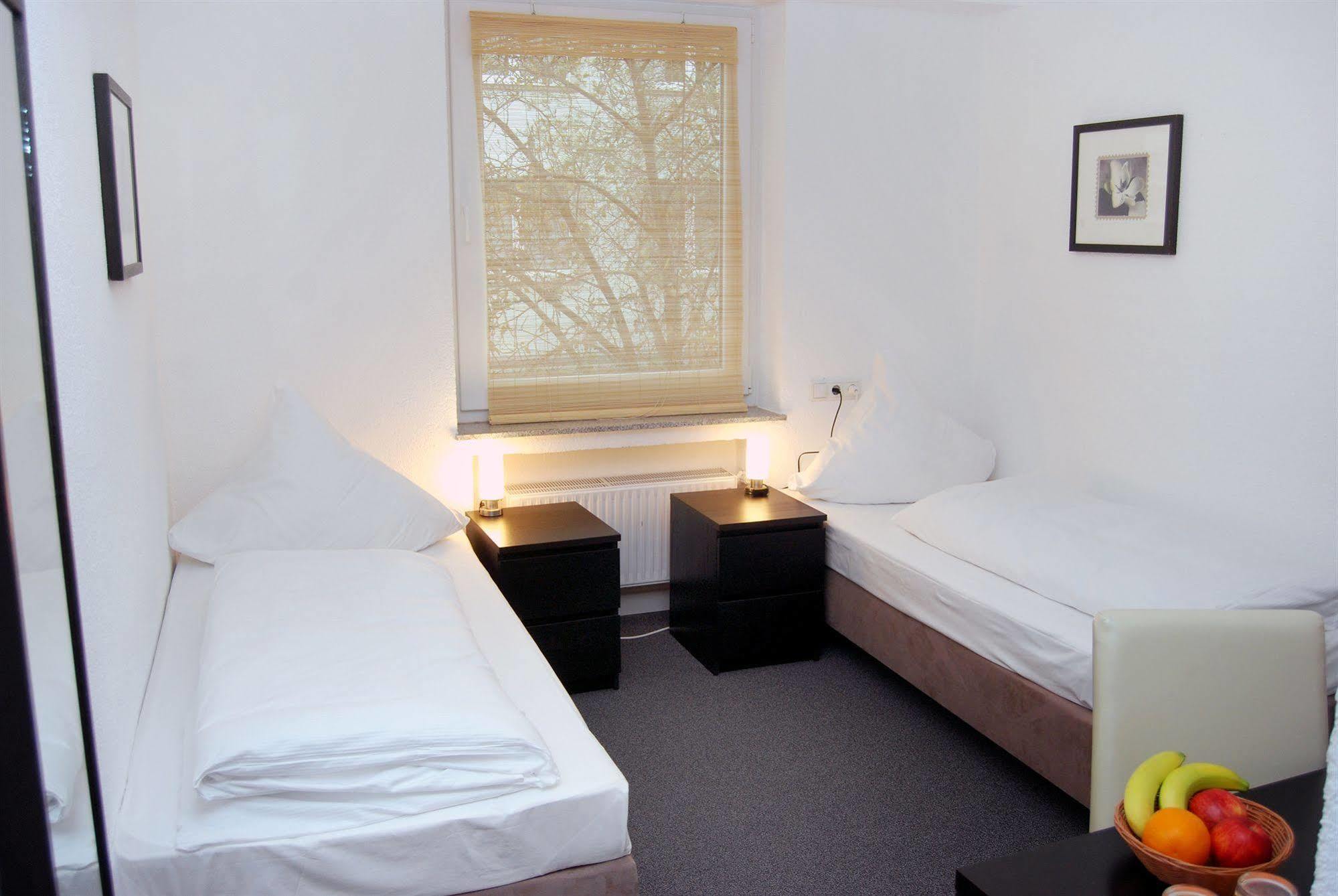 Hotel Rheinischer Hof Эркрат Экстерьер фото