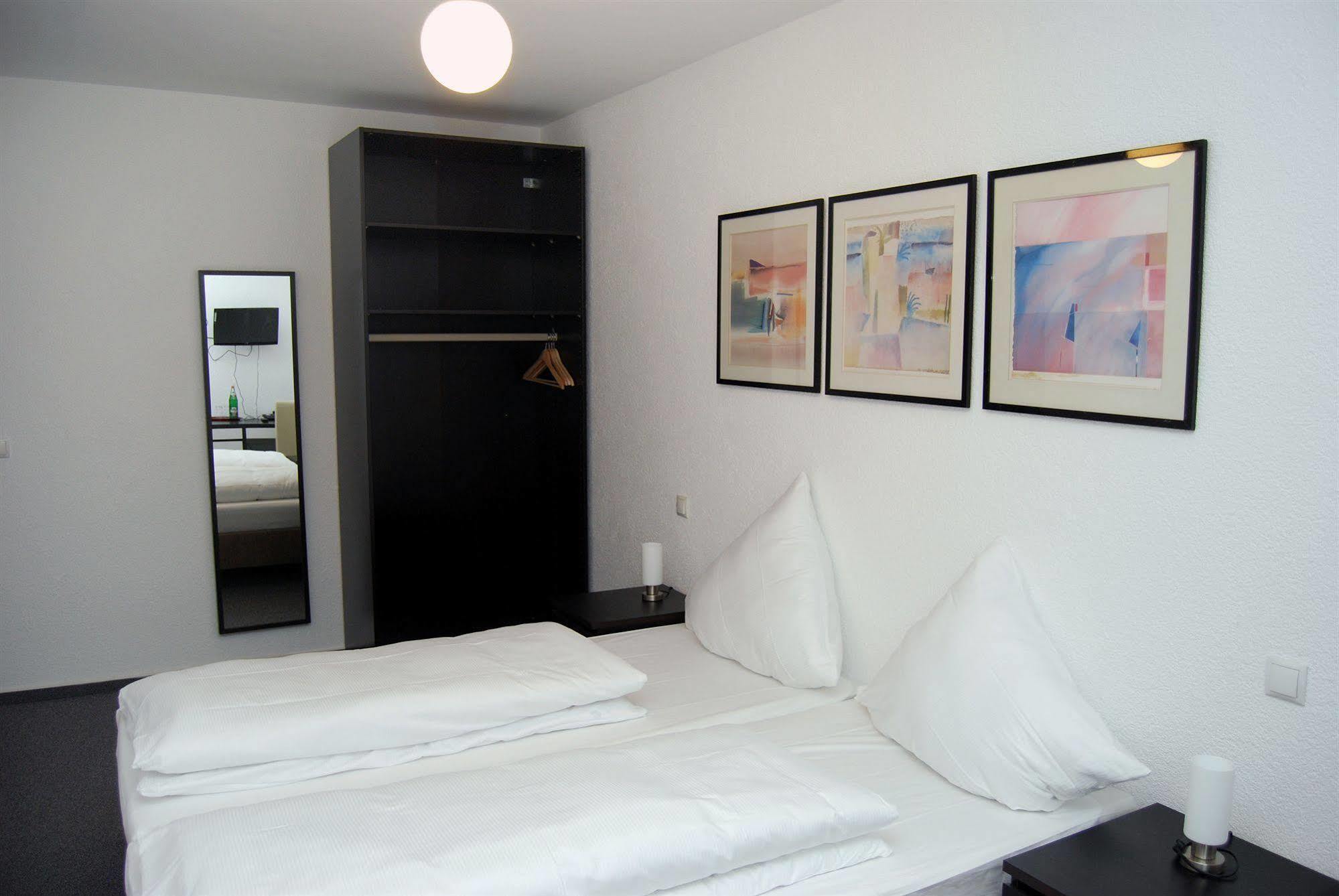 Hotel Rheinischer Hof Эркрат Экстерьер фото