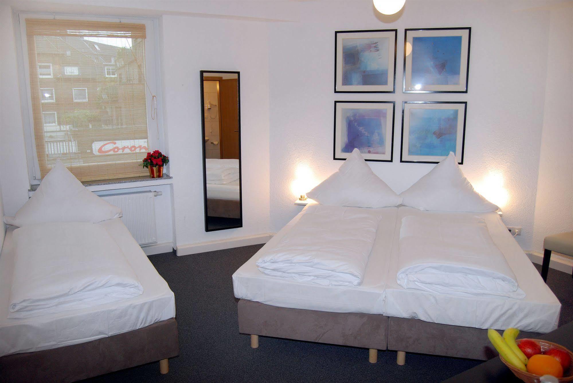 Hotel Rheinischer Hof Эркрат Экстерьер фото